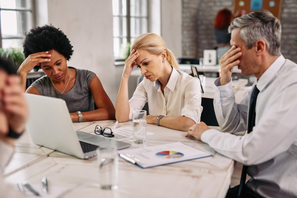 como manejar comentarios negativos en redes sociales