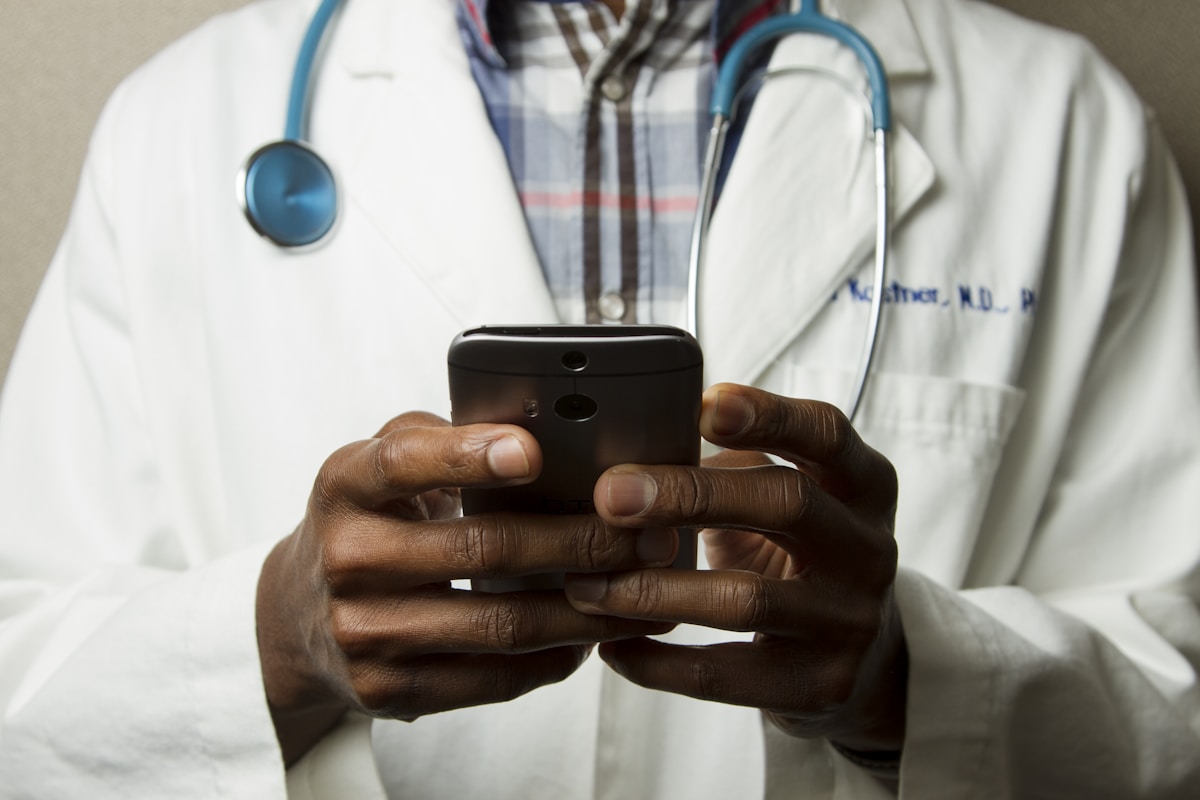 Profesional usando Google Business Profile para optimizar la presencia digital de una clínica médica